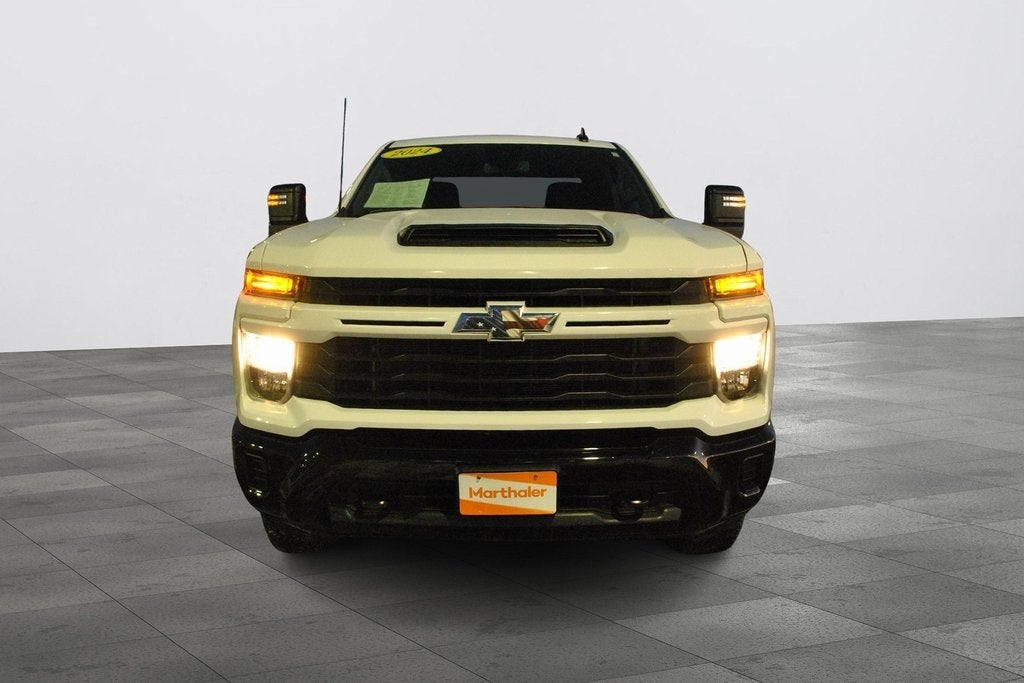 2024 Chevrolet Silverado HD Custom Crew Cab 4x4 6.6L V8