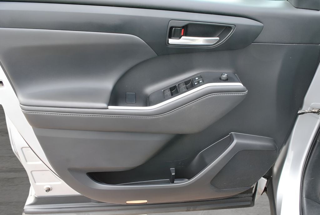 2021 Toyota HIGHLANDER XLE AWD 8 Passenger