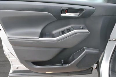 2021 Toyota HIGHLANDER XLE AWD 8 Passenger
