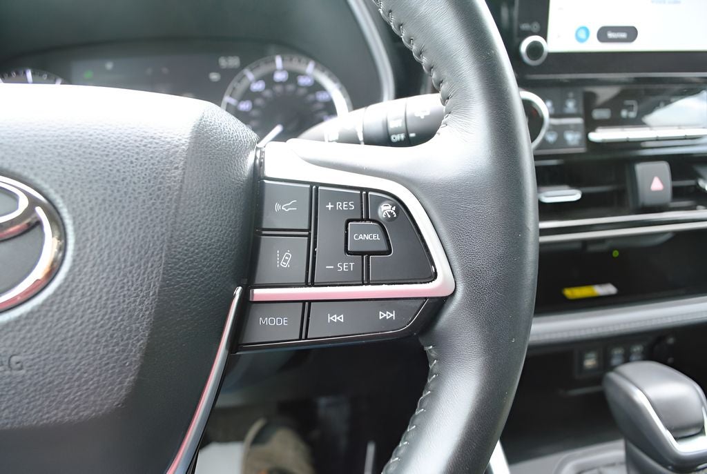 2023 Toyota HIGHLANDER XLE 8 Passenger AWD
