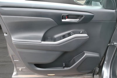 2023 Toyota HIGHLANDER XLE 8 Passenger AWD