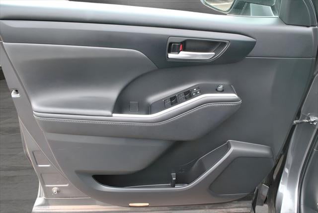 2023 Toyota HIGHLANDER XLE 8 Passenger AWD
