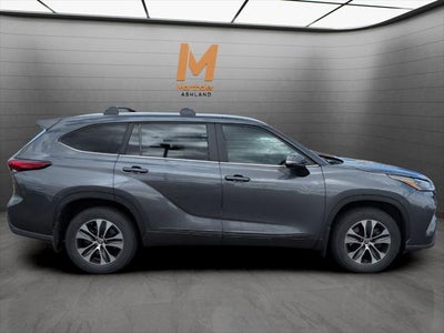 2023 Toyota HIGHLANDER XLE 8 Passenger AWD